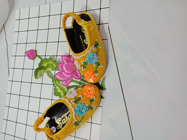 Hài nhung thêu tay màu hồng cho bé