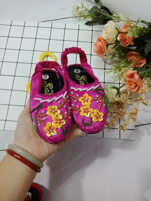 Hài nhung thêu tay màu hồng cho bé