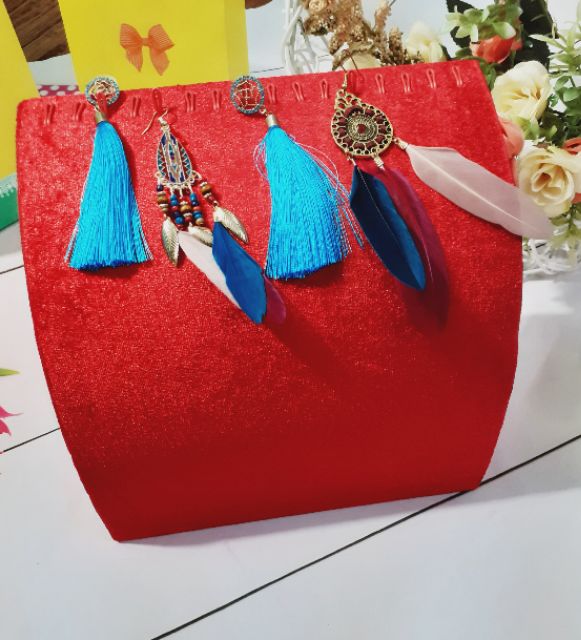 Gối nhung trưng bông tai, dây chuyền / đỏ/ đen/ trắng
