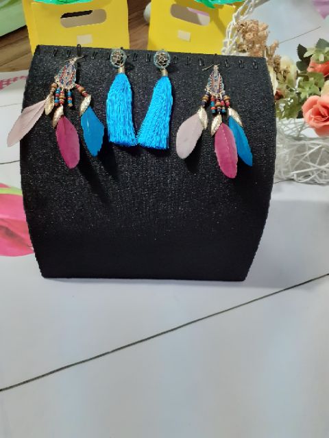 Gối nhung trưng bông tai, dây chuyền / đỏ/ đen/ trắng