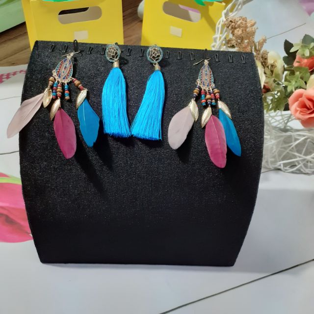 Gối nhung trưng bông tai, dây chuyền / đỏ/ đen/ trắng