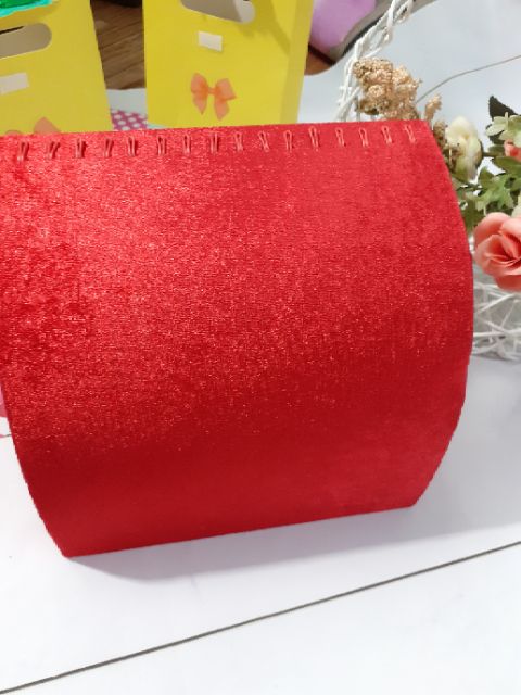 Gối nhung trưng bông tai, dây chuyền / đỏ/ đen/ trắng