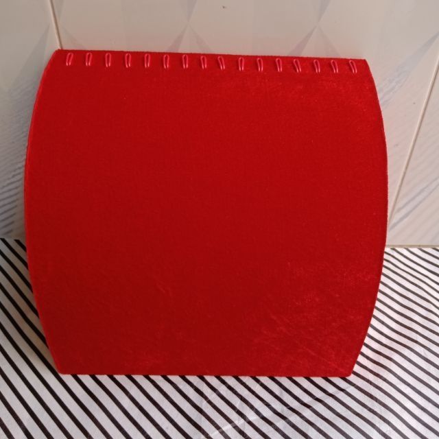Gối nhung trưng bông tai, dây chuyền / đỏ/ đen/ trắng