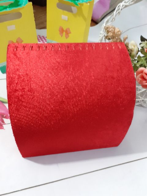 Gối nhung trưng bông tai, dây chuyền / đỏ/ đen/ trắng