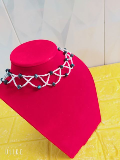 Manocanh vòng cổ trắng