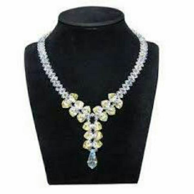 Manocanh vòng cổ trắng