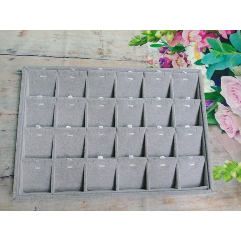 Mâm da cao cấp trưng mặt dây chuyền