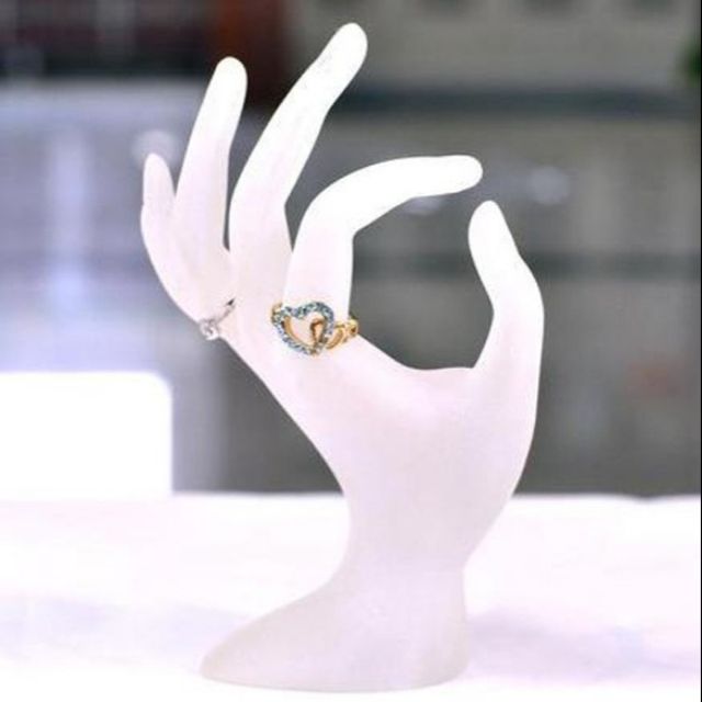 Bàn tay trưng bày vòng tay trang sức