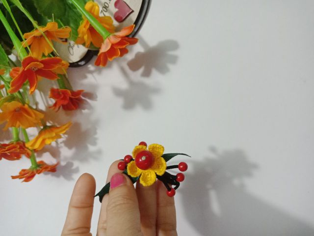 Dây cột tóc hoa mai và nơ đỏ siêu xinh