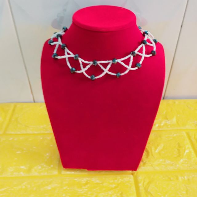 Manocanh vòng cổ màu đỏ