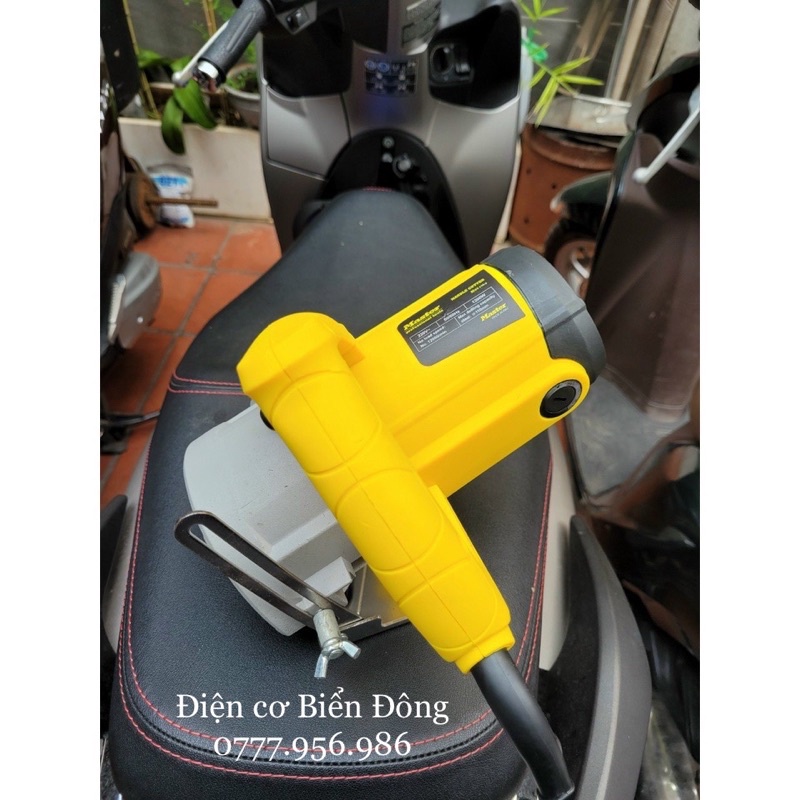 Máy cắt gạch MASTER MST 110-02 với công suất 1.200 W mạnh mẽ, đáp ứng nhu cầu cưa nhiều loại gỗ khác nhau...