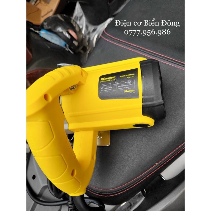 Máy cắt gạch MASTER MST 110-02 với công suất 1.200 W mạnh mẽ, đáp ứng nhu cầu cưa nhiều loại gỗ khác nhau...