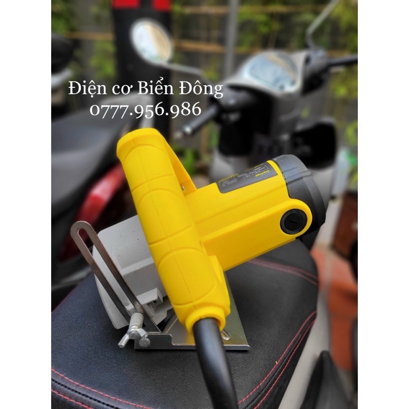 Máy cắt gạch MASTER MST 110-02 với công suất 1.200 W mạnh mẽ, đáp ứng nhu cầu cưa nhiều loại gỗ khác nhau...