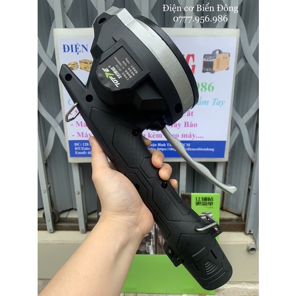 Máy rung lát gạch TOPPE 2 chức năng dùng cho thợ dễ cầm nắm viên gạch và điều chỉnh độ lồi lõm của gạch.
