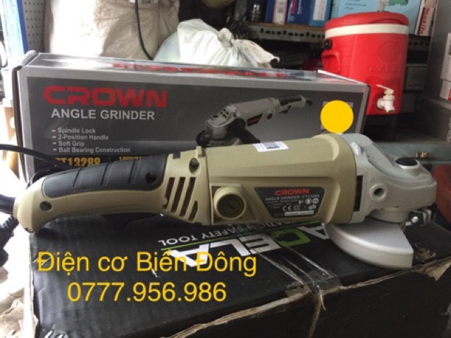 Máy mài cắt góc cầm tay chính hãng Crown CT13288 công suất 860W công nghệ hiện đại của Mỹ