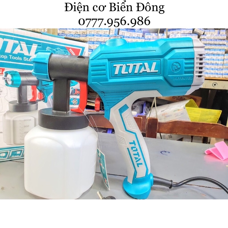 Máy phun sơn Total TT3506 - 450W hoạt động bằng nguồn điện, là dụng cụ chuyên dùng để sơn vật liệu