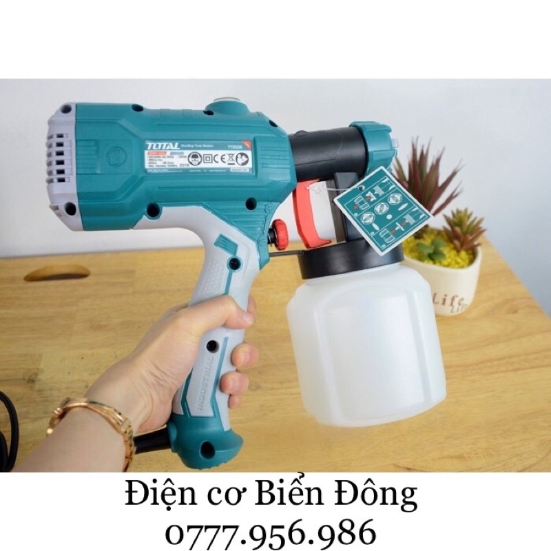 Máy phun sơn Total TT3506 - 450W hoạt động bằng nguồn điện, là dụng cụ để sơn vật liệu..