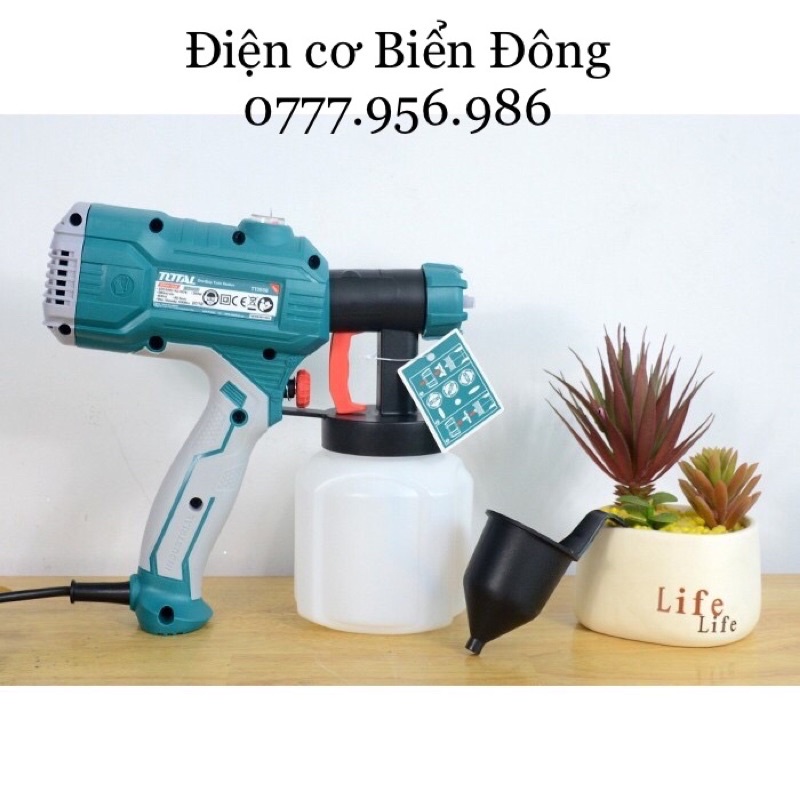 Máy phun sơn Total TT3506 - 450W hoạt động bằng nguồn điện, là dụng cụ để sơn vật liệu..