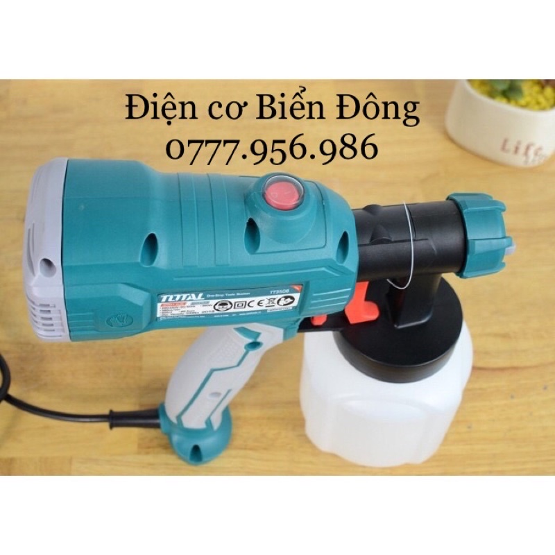 Máy phun sơn Total TT3506 - 450W hoạt động bằng nguồn điện, là dụng cụ để sơn vật liệu..