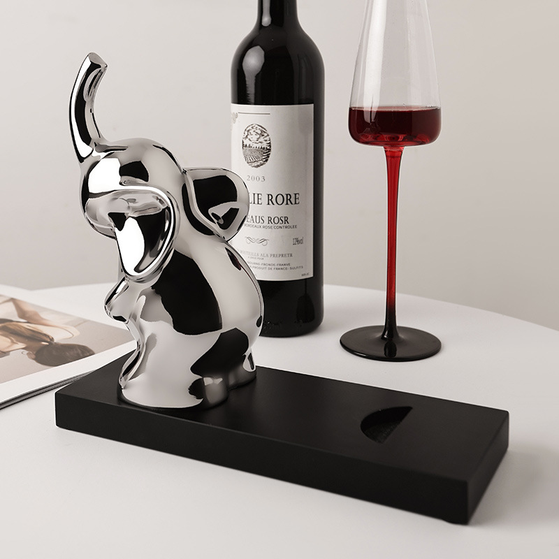 Giá đỡ chai vang chú voi con sứ porcelain BHM01