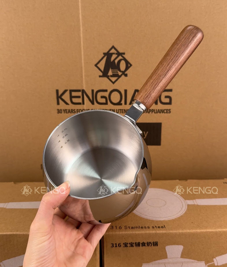 Nồi nấu sữa nấu sốt inox 316 có vạch chia nắp kính tay cầm gỗ KQ012