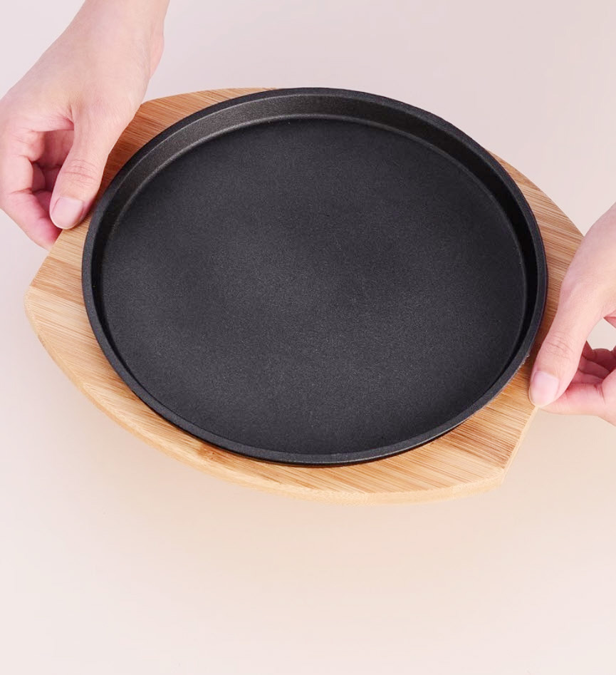 Chảo gang tròn ăn bò beefsteak size 19-25cm đế gỗ tre TB089