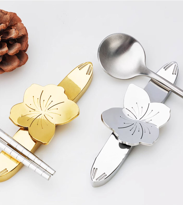 Gác đũa muỗng Hoa Mai inox 304 mạ vàng OEM WZJ938