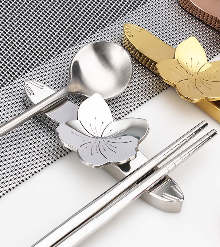 Gác đũa muỗng Hoa Mai inox 304 mạ vàng OEM WZJ938