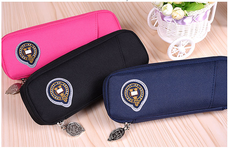 Hộp bút học sinh Oxford X5614, chất liệu Polyester chống nước tốt.