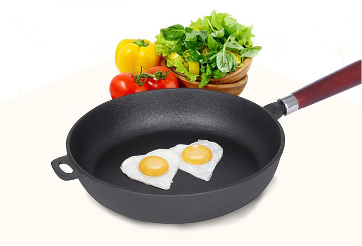 Chảo gang đáy bằng 1 tay cầm Tasty TAT26 chất dày giữ nóng.
